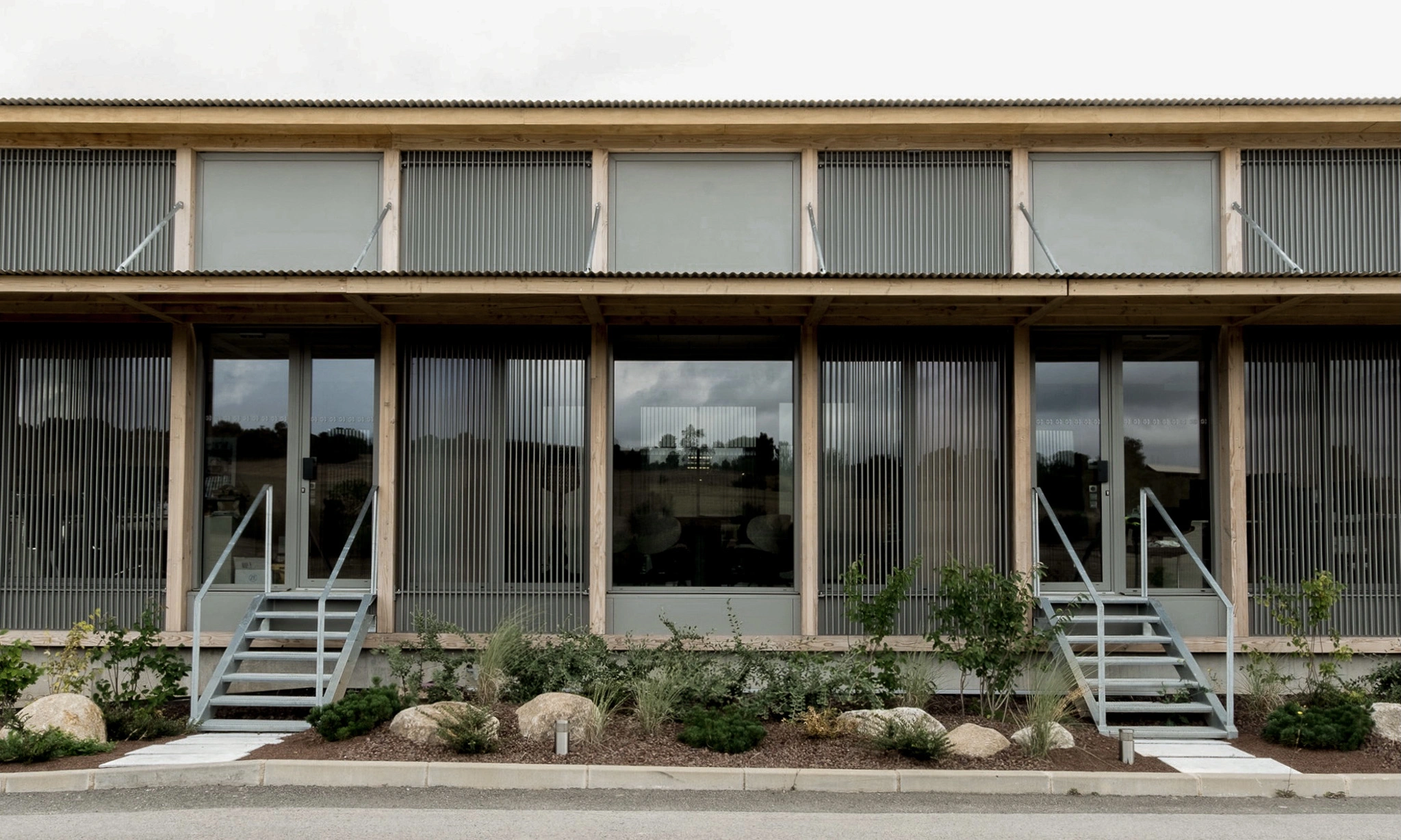 Façade principale en bois et métal du siège social rénové et agrandi des Transports Galtier à Roquefort-sur-Soulzon