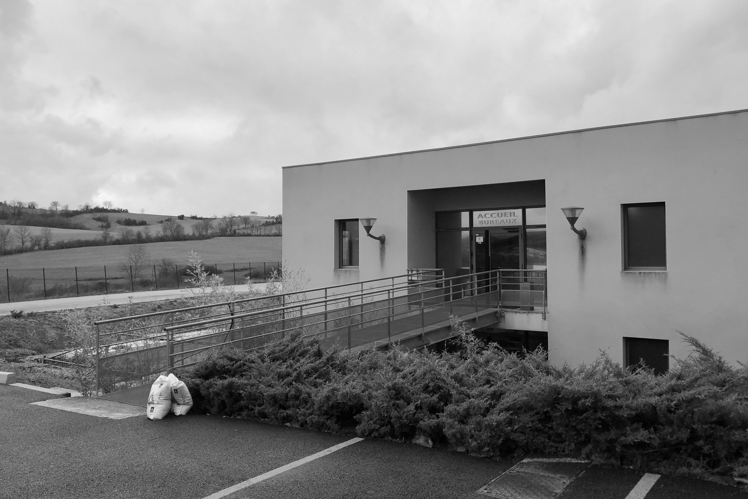 Entrée des bureaux des Transports Galtier, avant travaux avec rampe d'accès et façade du bâtiment existant