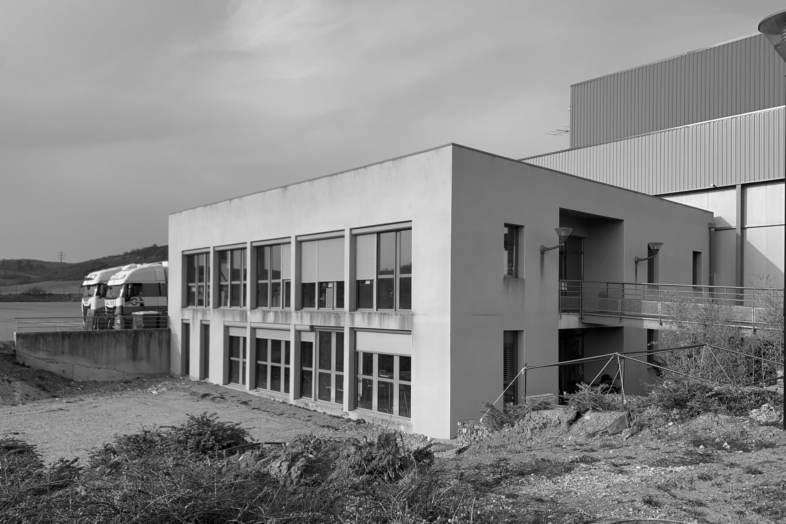 Bureaux des Transports Galtier avant travaux, devant le bâtiment industriel existant